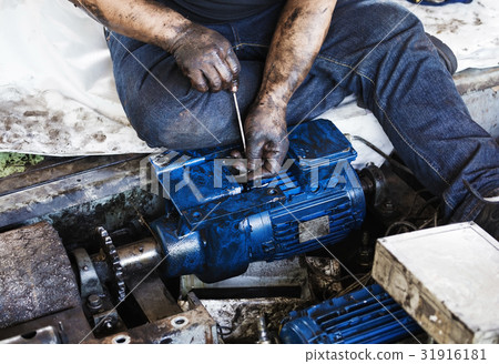 Hand holding hexagonal wrench  31916181