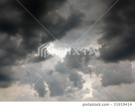 Dark rainy clouds Dark rainy clouds 31919414