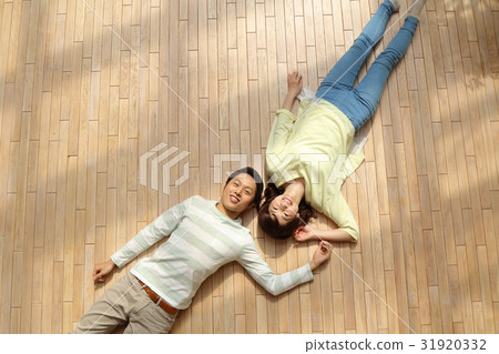 A newlywed couple 31920332