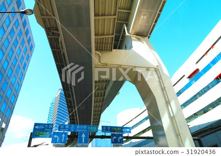 靠近大都會高速公路中環線的西新宿交界處 靠近大都會高速公路中環線的西新宿交界處 31920436