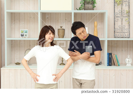 A newlywed couple 31920800