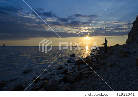 Silhouette of the ship over the sunrise 31921041