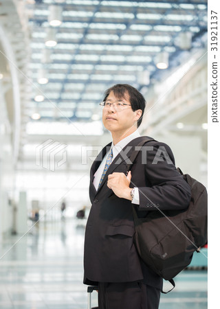 Businessman going out on business trip Businessman going out on business trip 31921137