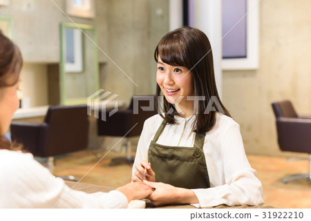 A nailist woman 31922210