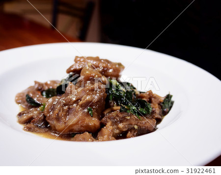 The picture of stir fried beef stew with basil. 31922461