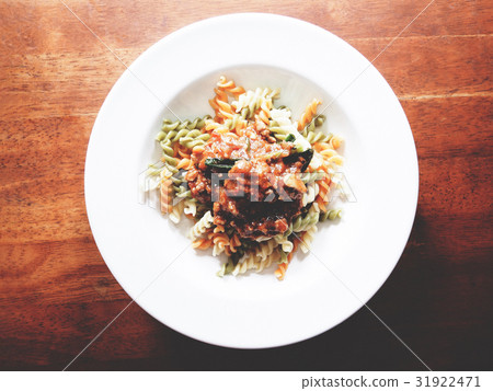 The picture of fusilli and bolognese sauce. 31922471