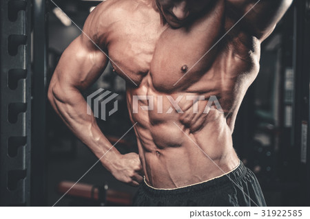 Caucasian sexy fitness model in gym close up abs. 31922585