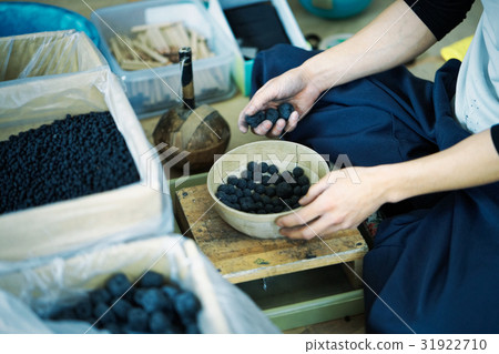 Fireworks craftsmen assembled Fireworks craftsmen assembled 31922710