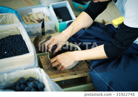 Fireworks craftsmen assembled 31922748