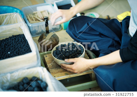 Fireworks craftsmen assembled 31922755