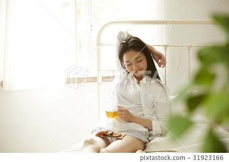 女人女性在你的房間裡放鬆 31923166