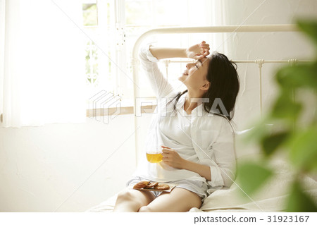 女人女性在你的房間裡放鬆 女人女性在你的房間裡放鬆 31923167