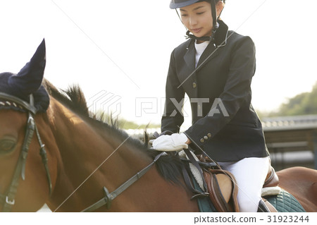Women riding a horse 31923244