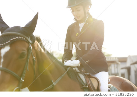 Women riding a horse Women riding a horse 31923250