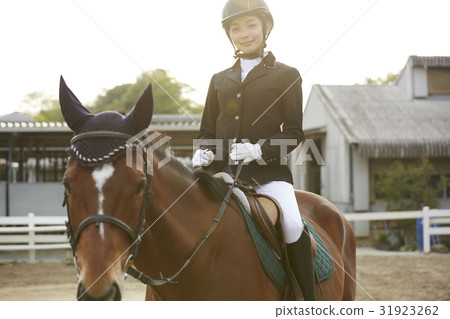 Women riding a horse 31923262