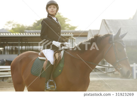 騎馬的婦女 31923269