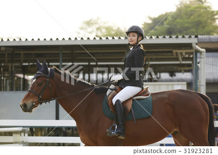 Women riding a horse 31923281