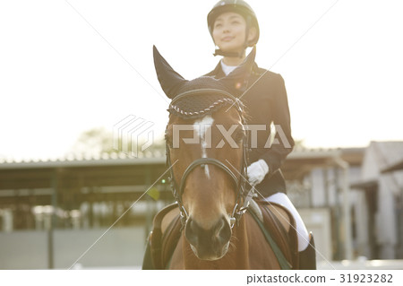 Women riding a horse 31923282