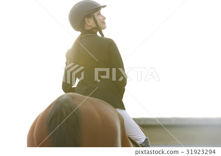 騎馬的婦女 31923294