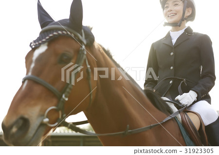 Women riding a horse 31923305