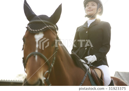 Women riding a horse Women riding a horse 31923375