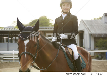 Women riding a horse 31923379