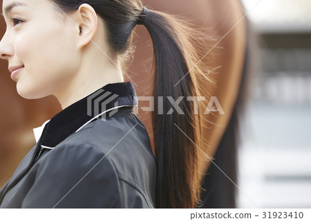 騎馬俱樂部馬和婦女 31923410