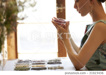 一個女人享受茶 31923436