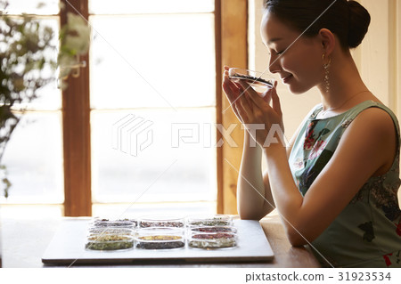 一個女人享受茶 31923534