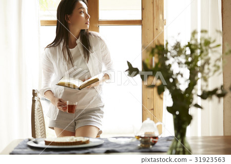 Tea time woman reading 31923563