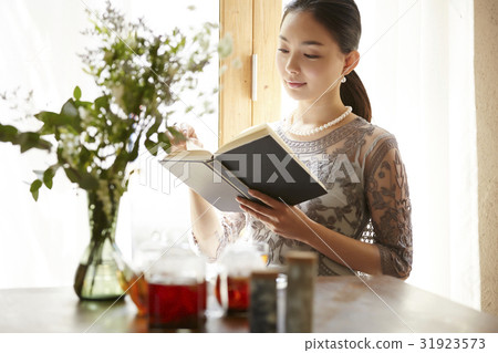 Tea time woman reading Tea time woman reading 31923573