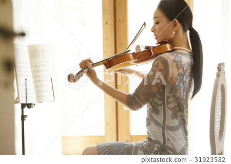 一個女人拉小提琴 一個女人拉小提琴 31923582