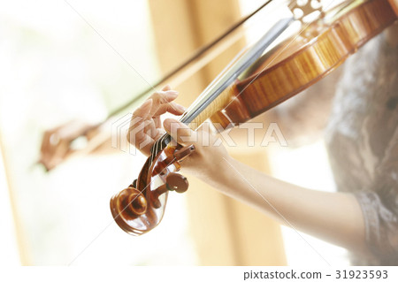 一個女人拉小提琴 一個女人拉小提琴 31923593