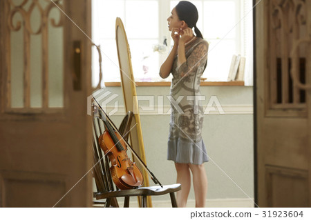 穿衣服的女人。 31923604