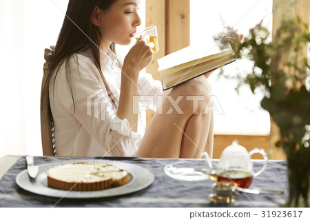 Tea time woman reading Tea time woman reading 31923617