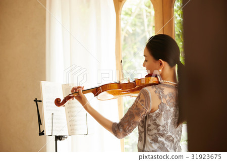 一個女人拉小提琴 31923675