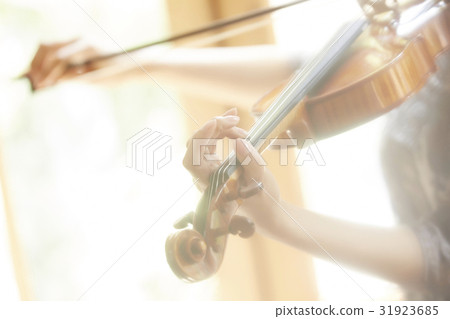 一個女人拉小提琴 31923685