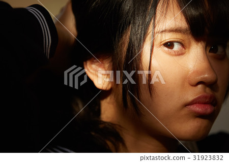 在學校女孩學生畫像以後的健身房 在學校女孩學生畫像以後的健身房 31923832