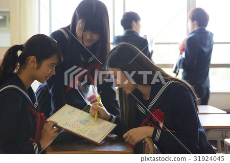 在彩色紙上寫錢的畢業生 在彩色紙上寫錢的畢業生 31924045