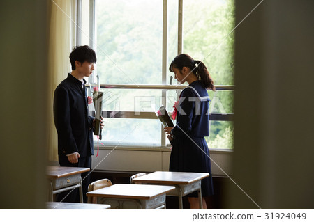 Classroom graduate couple Classroom graduate couple 31924049