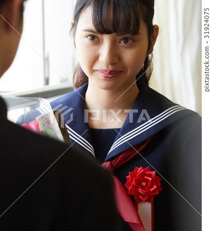 Classroom graduate couple Classroom graduate couple 31924075