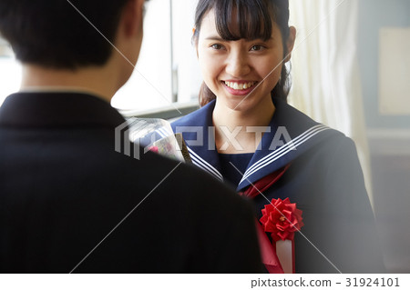 Classroom graduate couple 31924101