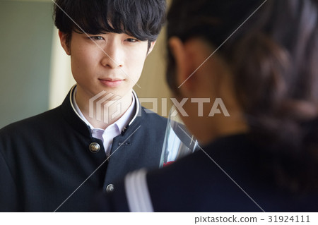 Classroom graduate couple 31924111