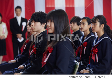 坐下畢業典禮入口儀式圖像的學生 坐下畢業典禮入口儀式圖像的學生 31924198