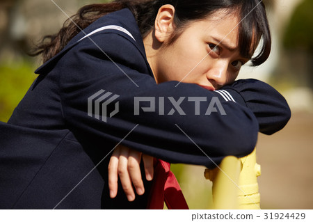 Girls studying in a bar 31924429