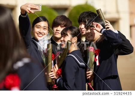 Schoolyard graduates 31924435