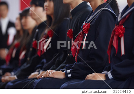 坐下畢業典禮入口儀式圖像的學生 31924450