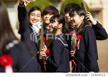 Schoolyard graduates 31924513