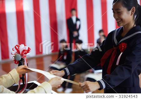 Granting diploma 31924543