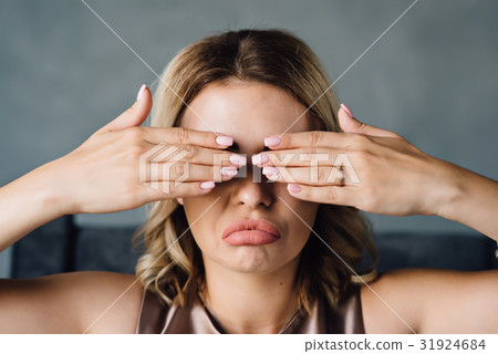 girl with a injection on the lips closes her eyes 31924684